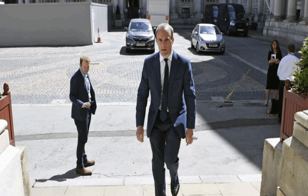 Britanski ministar o protestu podrške <span style='color:red;'><b>crnci</b></span>ma: Klečanje je simbol podređenosti ja bih to uradio samo pred SUPRUGOM I KRALJICOM